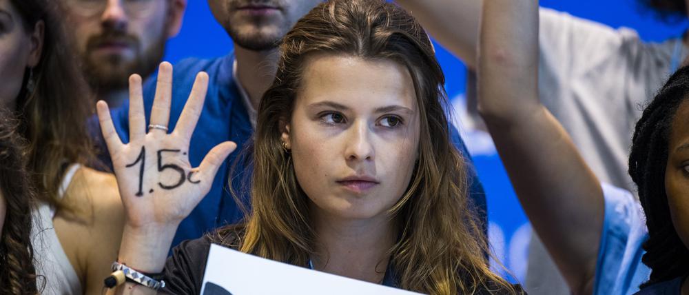 Luisa Neubauer, Klimaaktivistin der Fridays for Future Bewegung, steht bei einer Demonstration auf dem UN-Klimagipfel COP27.