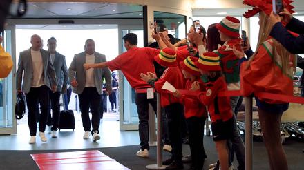 Wales-Fans verabschieden ihre Mannschaft nach Katar.