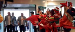Wales-Fans verabschieden ihre Mannschaft nach Katar.