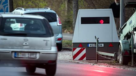 Ein Auto fährt an einem mobilen Blitzwagen, einem Geschwindigkeitsmessanhänger der Marke Votronic, vorbei.