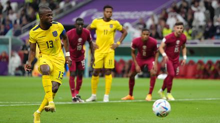 Enner Valencia erzielt per Strafstoß das 2:0 für Ecuador.
