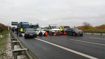 Jüngst blockierten Aktivisten der „Letzten Generation“ die Zufahrt zum BER. Gerechtfertigt?