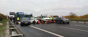 Jüngst blockierten Aktivisten der „Letzten Generation“ die Zufahrt zum BER. Gerechtfertigt?
