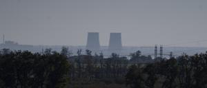 ARCHIV - 17.10.2022, Ukraine, ---: Das Kernkraftwerk Saporischschja ist aus einer Entfernung von etwa zwanzig Kilometern zu sehen. (zu dpa: «IAEA: Explosionen am Atomkraftwerk Saporischschja - Sicherheit intakt») Foto: Leo Correa/AP/dpa +++ dpa-Bildfunk +++
