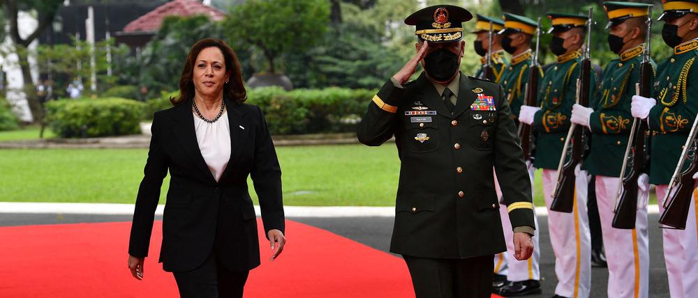 US-Vizepräsidentin Harris kurz nach ihrer Ankunft in Manila.