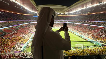 Ein Katari filmt das Stadion beim WM-Eröffnungsspiel