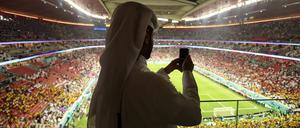Ein Katari filmt das Stadion beim WM-Eröffnungsspiel