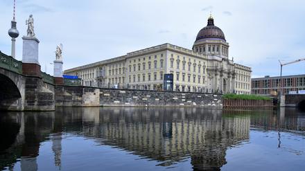 Eine Aufnahme zeigt die Spree und das Berliner Humboldt-Forum. Hier soll das Flussbad entstehen.