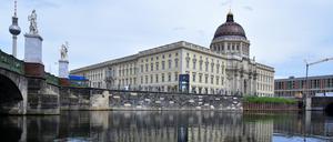Eine Aufnahme zeigt die Spree und das Berliner Humboldt-Forum. Hier soll das Flussbad entstehen.