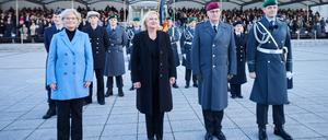 Christine Lambrecht (l-r, SPD), Bundesministerin der Verteidigung, Eva Högl, Wehrbeauftragte des Deutschen Bundestages, Eberhard Zorn, Generalinspekteur der Bundeswehr, und  Oberstleutnant Hans Domrich, Kommandeur Wachbattaillon, stehen auf dem Paradeplatz des Bundesministeriums der Verteidigung.  Rund 400 Rekrutinnen und Rekruten legen am 67. Gründungstag der Bundeswehr ein Feierliches Gelöbnis ab.