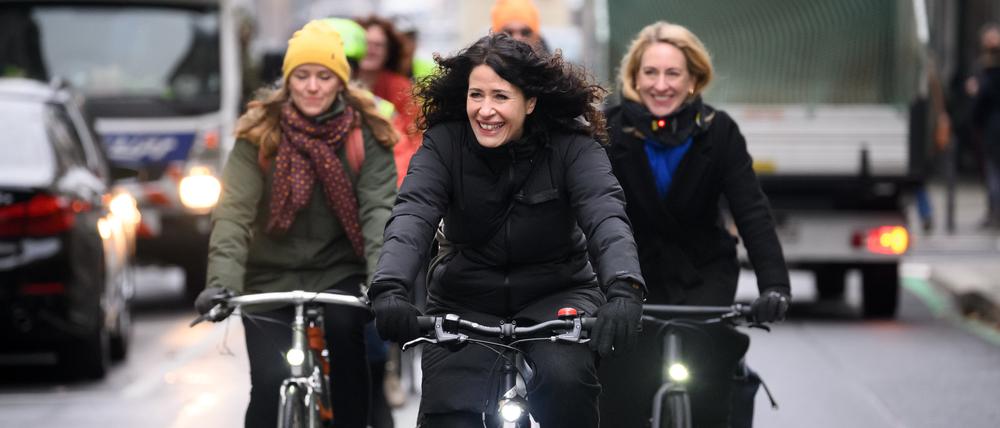21.11.2022, Berlin: Bettina Jarasch (M, Bündnis 90/Die Grünen), Berliner Senatorin für Umwelt, Verkehr, Klima- und Verbraucherschutz, und Almut Neumann (r, Bündnis 90/Die Grünen), Bezirksstadträtin für Ordnung, Umwelt, Natur, Straßen und Grünflächen in Berlin-Mitte, fahren zur Eröffnung mit dem Fahrrad durch die neue Fahrradstraße in der Charlottenstraße zwischen Unter den Linden und Leipziger Straße. Auf dem Straßenabschnitt am Gendarmenmarkt weisen Markierungen, Schilder und Piktogramme darauf hin, dass Kfz-Verkehr künftig nur noch Anliegern gestattet ist. Foto: Bernd von Jutrczenka/dpa +++ dpa-Bildfunk +++