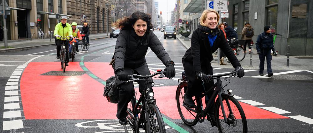 Verkehrssenatorin Bettina Jarasch (links) und Almut Neumann, Bezirksstadträtin in Mitte, fahren zur Eröffnung mit dem Fahrrad durch die Charlottenstraße.