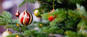  Start in die Weihnachtsmarkt-Saison Impressionen vom Weihnachtsmarkt und den Fußgängerzonen in Düsseldorf am 20.11.2022. Mitte November starten in den meisten Bundesländern die regionalen Weihnachtsmärkte. Viele Verbraucher nutzen die Zeit um Weihnachts-Geschenke zu kaufen. * Impressions of the Christmas market and pedestrian zones in Duesseldorf on November 20, 2022. In mid-November, the regional Christmas markets start in most German states. Many consumers use the time to buy Christmas gifts. Düsseldorf Nordrhein-Westfalen Germany Copyright: xPieroxNigrox