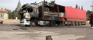 Ein ausgebrannter Lkw im türkischen Karkamis, nachdem er von einer aus Syrien abgefeuerten Rakete getroffen wurde.