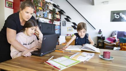  Engagiert oder übergriffig? Eltern sollten ihren Kindern helfen, dabei aber das Gefühl vermitteln, sie hätten die Aufgaben selbst bewältigt.