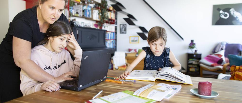  Engagiert oder übergriffig? Eltern sollten ihren Kindern helfen, dabei aber das Gefühl vermitteln, sie hätten die Aufgaben selbst bewältigt.