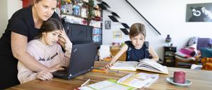  Engagiert oder übergriffig? Eltern sollten ihren Kindern helfen, dabei aber das Gefühl vermitteln, sie hätten die Aufgaben selbst bewältigt.