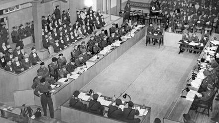 ARCHIV - Blick in den Gerichtssaal in Lüneburg während der Verhandlung gegen den ehemaligen Lagerleiter Josef Kramer (links auf der Anklagebank mit der Nr. 1) und die Wachmannschaft, aufgenommen im Jahr 1945. In Lüneburg fand 1945 der erste große Kriegsverbrecherprozess nach dem Zweiten Weltkrieg statt. Im Mittelpunkt standen die Verbrechen im Konzentrationslager Bergen-Belsen. Foto: dpa (zu lni "Schon 1945 kamen die NS-Verbrechen in Lüneburg vor Gericht" vom 15.09.2015) +++ dpa-Bildfunk +++