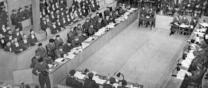 ARCHIV - Blick in den Gerichtssaal in Lüneburg während der Verhandlung gegen den ehemaligen Lagerleiter Josef Kramer (links auf der Anklagebank mit der Nr. 1) und die Wachmannschaft, aufgenommen im Jahr 1945. In Lüneburg fand 1945 der erste große Kriegsverbrecherprozess nach dem Zweiten Weltkrieg statt. Im Mittelpunkt standen die Verbrechen im Konzentrationslager Bergen-Belsen. Foto: dpa (zu lni "Schon 1945 kamen die NS-Verbrechen in Lüneburg vor Gericht" vom 15.09.2015) +++ dpa-Bildfunk +++