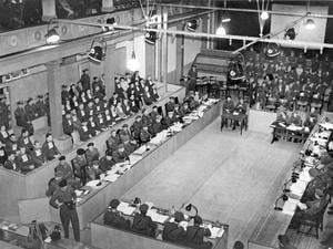 ARCHIV - Blick in den Gerichtssaal in Lüneburg während der Verhandlung gegen den ehemaligen Lagerleiter Josef Kramer (links auf der Anklagebank mit der Nr. 1) und die Wachmannschaft, aufgenommen im Jahr 1945. In Lüneburg fand 1945 der erste große Kriegsverbrecherprozess nach dem Zweiten Weltkrieg statt. Im Mittelpunkt standen die Verbrechen im Konzentrationslager Bergen-Belsen. Foto: dpa (zu lni "Schon 1945 kamen die NS-Verbrechen in Lüneburg vor Gericht" vom 15.09.2015) +++ dpa-Bildfunk +++