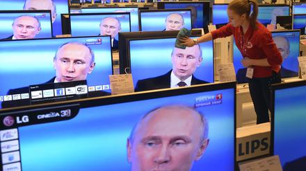 Der russische Präsident Wladimir Putin auf TV-Bildschirmen in Moskau (Archivbild von 2014) 