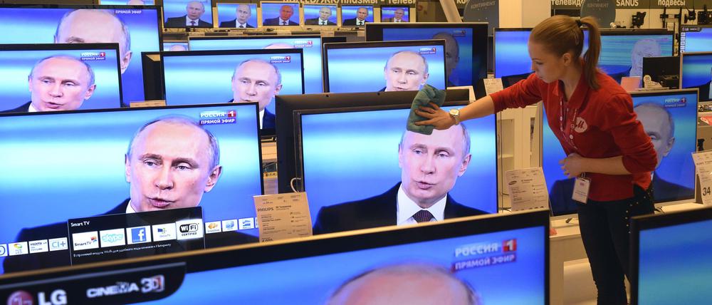 Der russische Präsident Wladimir Putin auf TV-Bildschirmen in Moskau (Archivbild von 2014)