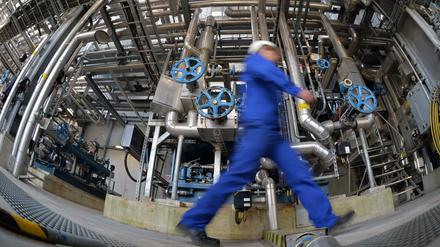 Ein Ingenieur der TU Bergakademie Freiberg geht am 15.08.2013 in Freiberg (Sachsen) durch eine Anlage zur Schlackebadvergasung.