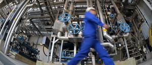 Ein Ingenieur der TU Bergakademie Freiberg geht am 15.08.2013 in Freiberg (Sachsen) durch eine Anlage zur Schlackebadvergasung.