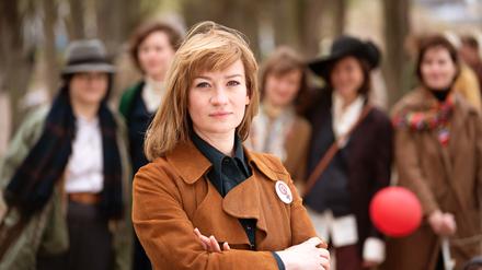 „Das bin nicht ich, aber sehr dicht nachempfunden“. Alice Schwarzer wird im ARD-Zweiteiler von Nina Gummich (vorn) als ebenso streit- wie lebenslustige und politisch überzeugende Aktivistin dargestellt. 