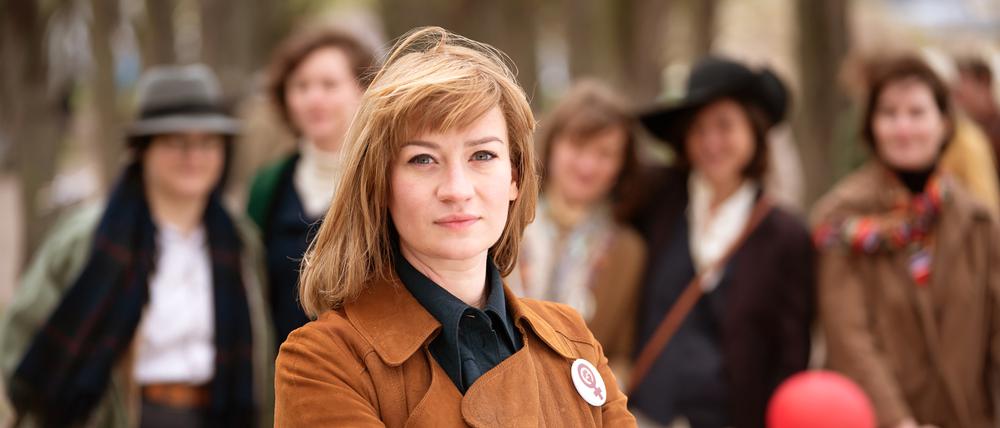 „Das bin nicht ich, aber sehr dicht nachempfunden“. Alice Schwarzer wird im ARD-Zweiteiler von Nina Gummich (vorn) als ebenso streit- wie lebenslustige und politisch überzeugende Aktivistin dargestellt.