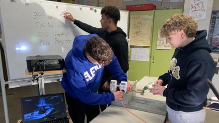 Die „Energiedetektive“ der Friedensburg-Oberschule bei der Arbeit.