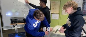 Die „Energiedetektive“ der Friedensburg-Oberschule bei der Arbeit.