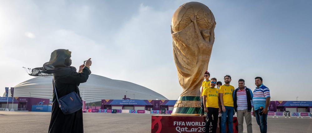 Ein Bild mit dem WM-Pokal in Übergröße geht immer.