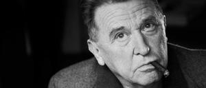 Der ewige Dissident Jean-Marie Straub, wie man ihn kennt, mit Zigarre.