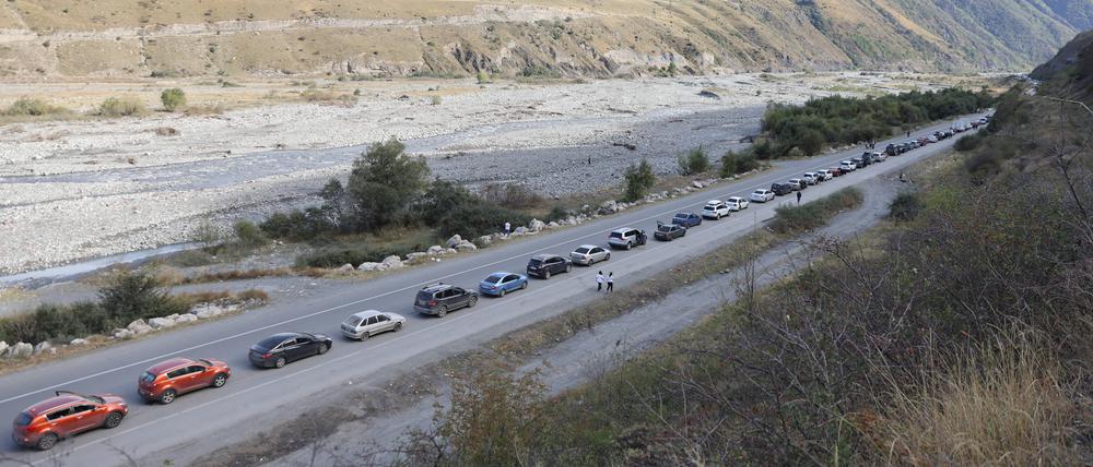 REPUBLIC OF NORTH OSSETIA-ALANIA, RUSSIA - SEPTEMBER 28, 2022: Cars wait in line on the road for the Verkhny Lars checkpoint on the Russian-Georgian border. According to the Georgian Interior Ministry, around 78 thousand Russians arrived in Georgia and over 62 thousand left the country from 17 to 26 September. The North Ossetian authorities plan to limit vehicle entry into the republic except for citizens living in North Ossetia. Military commissariat representatives are working at the entrance to the republic and the Verkhny Lars checkpoint to give draft papers to those who are subject to call-up according to lists made by the Russian Defence Ministry. On September 21, Russia s President Vladimir Putin signed a decree on partial military m PUBLICATIONxINxGERxAUTxONLY TS144691