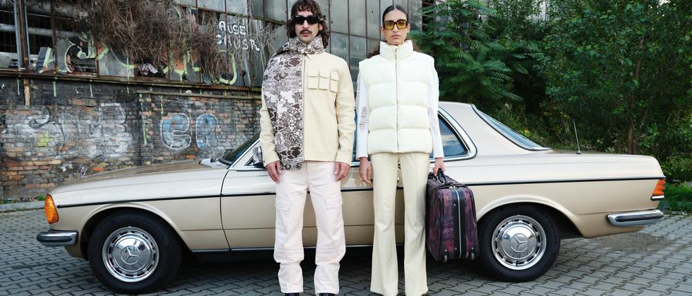 Die Mode von Bunjamin Aydin fotografiert vor Mercedes.