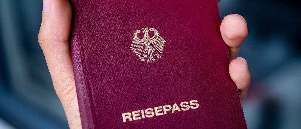 Das Bundesinnenministerium prüft den Versand von neuen Ausweisdokumenten (Symbolbild).
