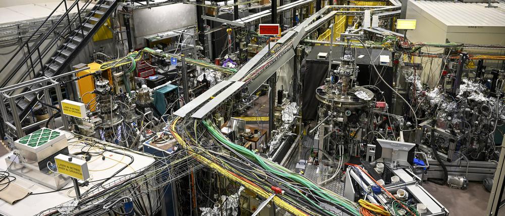 Blick in den Elektronikspeicherring Bessy II in Berlin-Adlershof mit seinen Experimentierstationen.