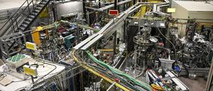 Blick in den Elektronikspeicherring Bessy II in Berlin-Adlershof mit seinen Experimentierstationen. 