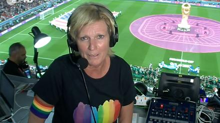 Mutig: ZDF-Kommentatorin Claudia Neumann mit Regenbogen-Armbinde.
