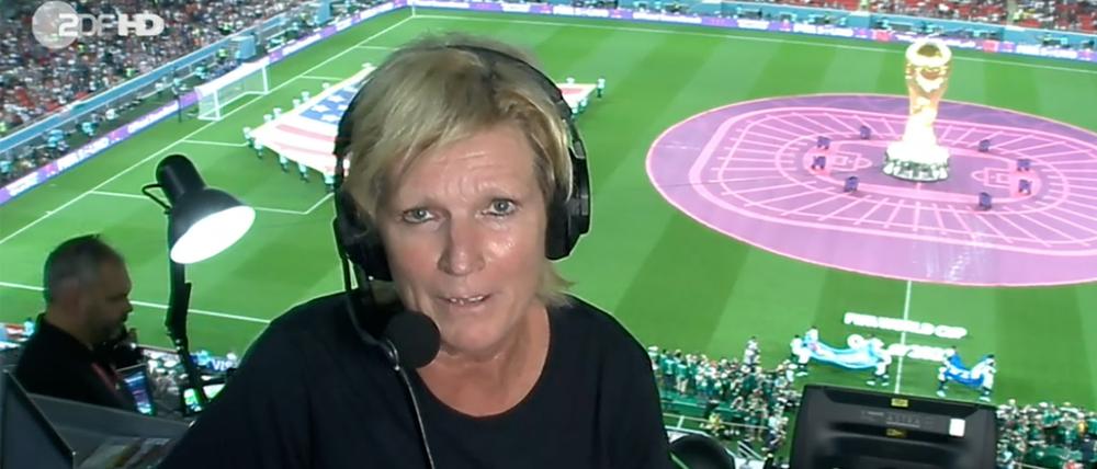 ZDF-Kommentatorin Claudia Neumann am Montag mit Regenbogen-Armbinde.