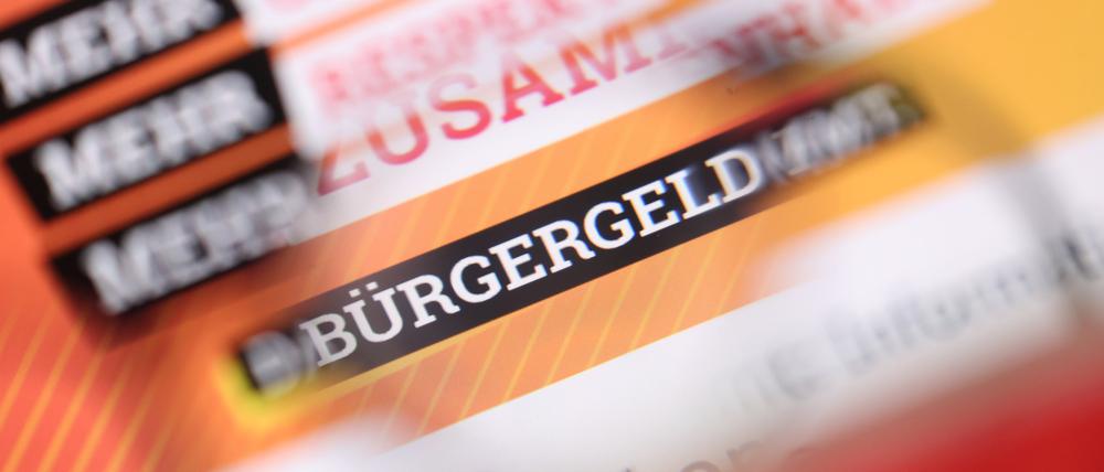 ARCHIV - 09.11.2022, Bayern, Kaufbeuren: ILLUSTRATION - «Bürgergeld» ist auf der Homepage des Bundesministeriums für Arbeit und Soziales durch eine Brille zu lesen. Der Vermittlungsausschuss von Bundestag und Bundesrat soll am kommenden Mittwoch einen Kompromiss im Streit um das geplante Bürgergeld finden. Foto: Karl-Josef Hildenbrand/dpa +++ dpa-Bildfunk +++