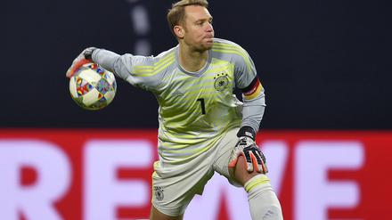 DFB-Torhüter Manuel Neuer vor einem Rewe-Logo