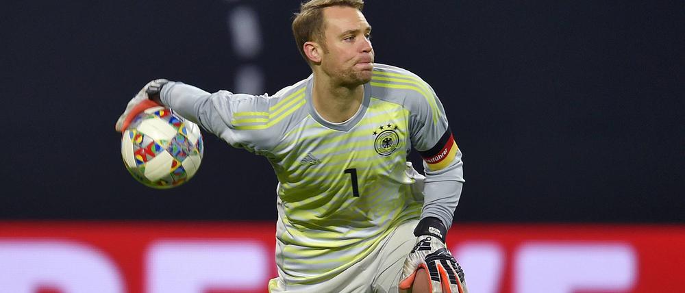 DFB-Torhüter Manuel Neuer vor einem Rewe-Logo