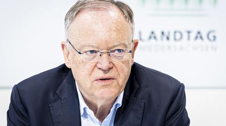 Stephan Weil (SPD), Ministerpräsident von Niedersachsen, spricht auf einer Pressekonferenz.