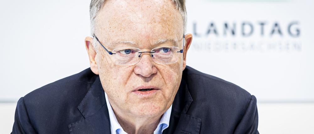 Stephan Weil (SPD), Ministerpräsident von Niedersachsen, spricht auf einer Pressekonferenz.