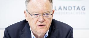 Stephan Weil (SPD), Ministerpräsident von Niedersachsen, spricht auf einer Pressekonferenz.