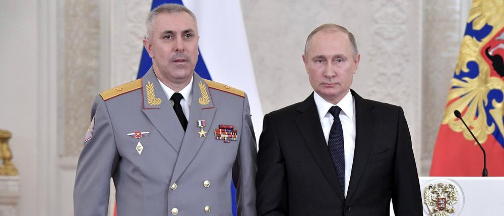 Wladimir Putin verleiht General Muradow den Titel „Held Russlands“.