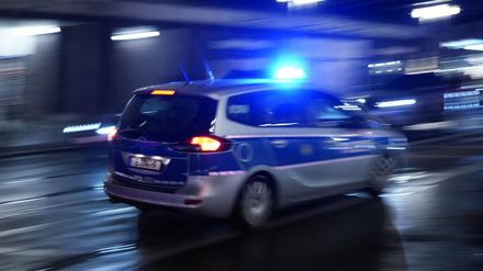 Polizeiauto bei Einsatzfahrt mit Blaulicht in Berlin.
