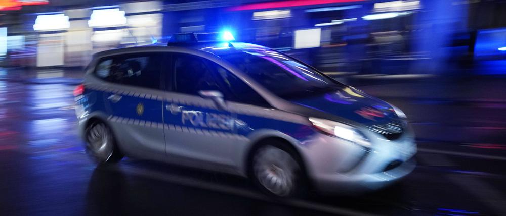 Ein Polizeiauto bei einer Einsatzfahrt mit Blaulicht.